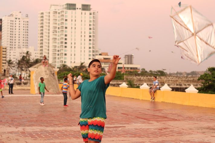 Crianças soltando pipa – Wikimedia Commons/Jami430