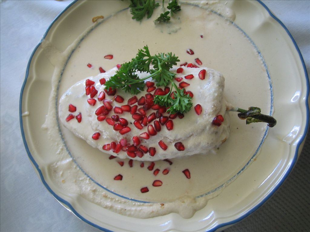 <p>No México, escolheu o Chiles en Nogada, prato originário da cidade de Puebla. A receita consiste em pimentão verde recheado com carne e frutas, coberto com molho cremoso de nozes e finalizado com romã e salsa. Para Atala, é “uma das coisas mais incríveis que conheço da cozinha mexicana”.</p>
