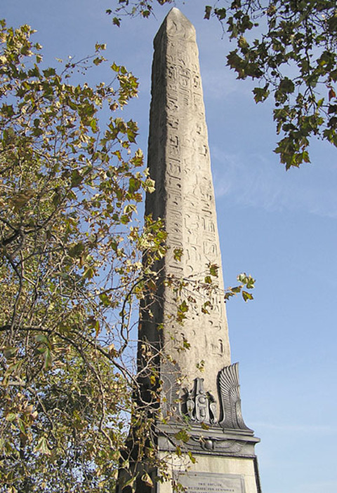 O obelisco conhecido como Cleopatra’s Needle (Agulha de Cleópatra) está às margens do rio Tâmisa, em Londres, próximo à estação Embankment. Com 21 metros de altura e 224 toneladas, foi doado pelo Egito em 1819 e instalado em 1878. Ao lado, duas esfinges de bronze reforçam sua aura egípcia. Apesar do nome, não tem ligação com Cleópatra, mas sim com o faraó Tutemés Terceiro.