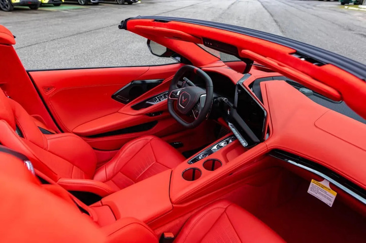 O conversível veio dos Estados Unidos e desembarcou no Porto de Paranaguá após uma operação logística que durou 44 dias até chegar ao território brasileiro. Vamos entender, então, como Zezé construiu sua fama e fortuna?