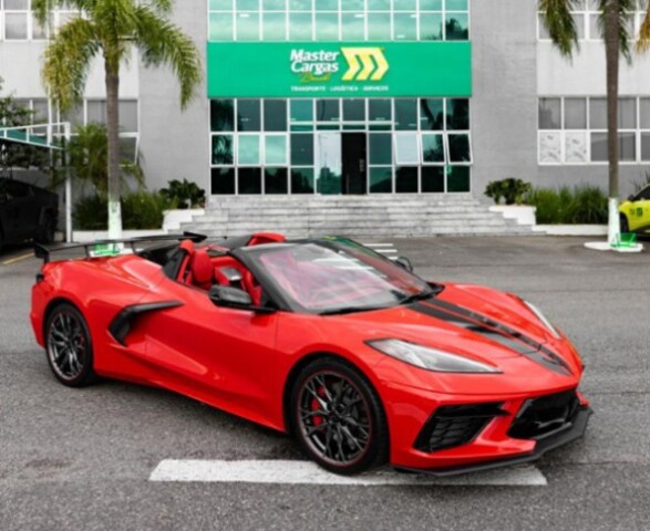 O veículo, avaliado em cerca de R$ 2 milhões, conta com motor 6.2 V8 capaz de gerar 495 cavalos de potência e acelerar de 0 a 100 km/h em aproximadamente três segundos. Com pacote de performance Z51, o carro também ultrapassa os 300 km/h de velocidade máxima.