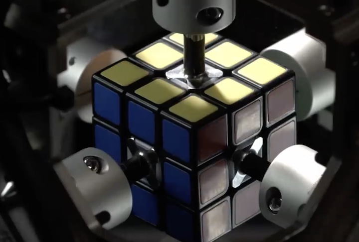 <p>Hoje, existem versões digitais e aplicativos que simulam o cubo, além de robôs capazes de resolvê-lo em menos de 0,4 segundos, mostrando como esse simples objeto continua fascinando tanto iniciantes quanto especialistas ao redor do mundo.</p>
