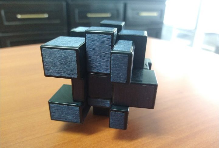 <p>Existem também formatos diferentes, como o Pyraminx (em forma de pirâmide), o Megaminx (com 12 faces) e o Mirror Cube, que não usa cores, mas sim tamanhos de peças.</p>
