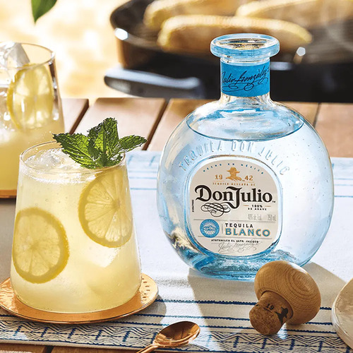 A tequila Blanco é engarrafada logo após a destilação, sendo transparente, fresca e com sabor puro do agave.