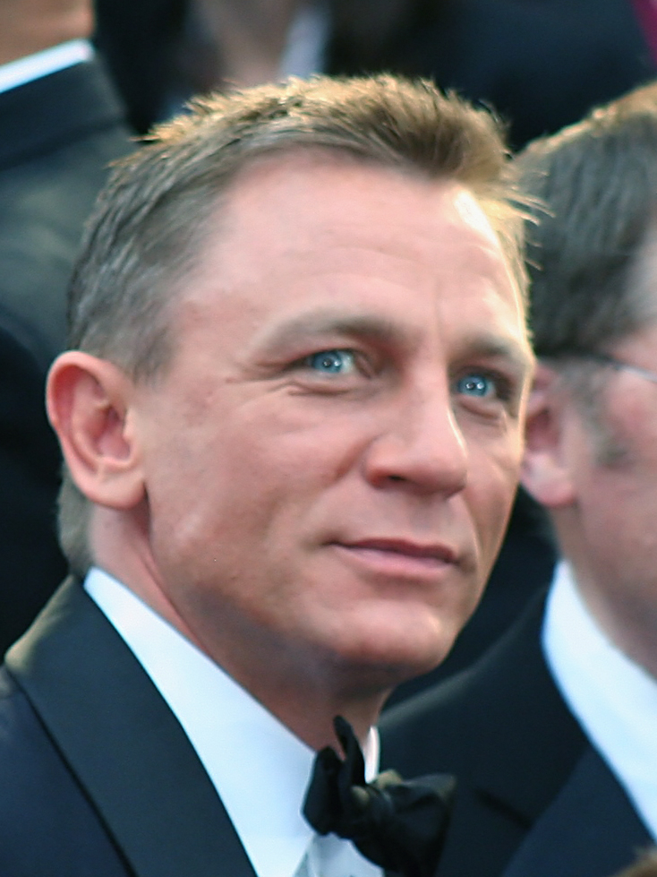 <p>Daniel Craig, nascido em 2 de março de 1968, na Inglaterra, demonstrou interesse pela atuação desde pequeno. Como sua mãe frequentava o “Everyman Theatre” e incentivava o interesse do filho pela arte, Craig apareceu, aos seis anos, em uma peça da escola. Ele, porém, deixou a escola aos 16 anos para seguir carreira como ator e, em 1984, fez testes e foi aceito no “National Youth Theatre”.</p>
