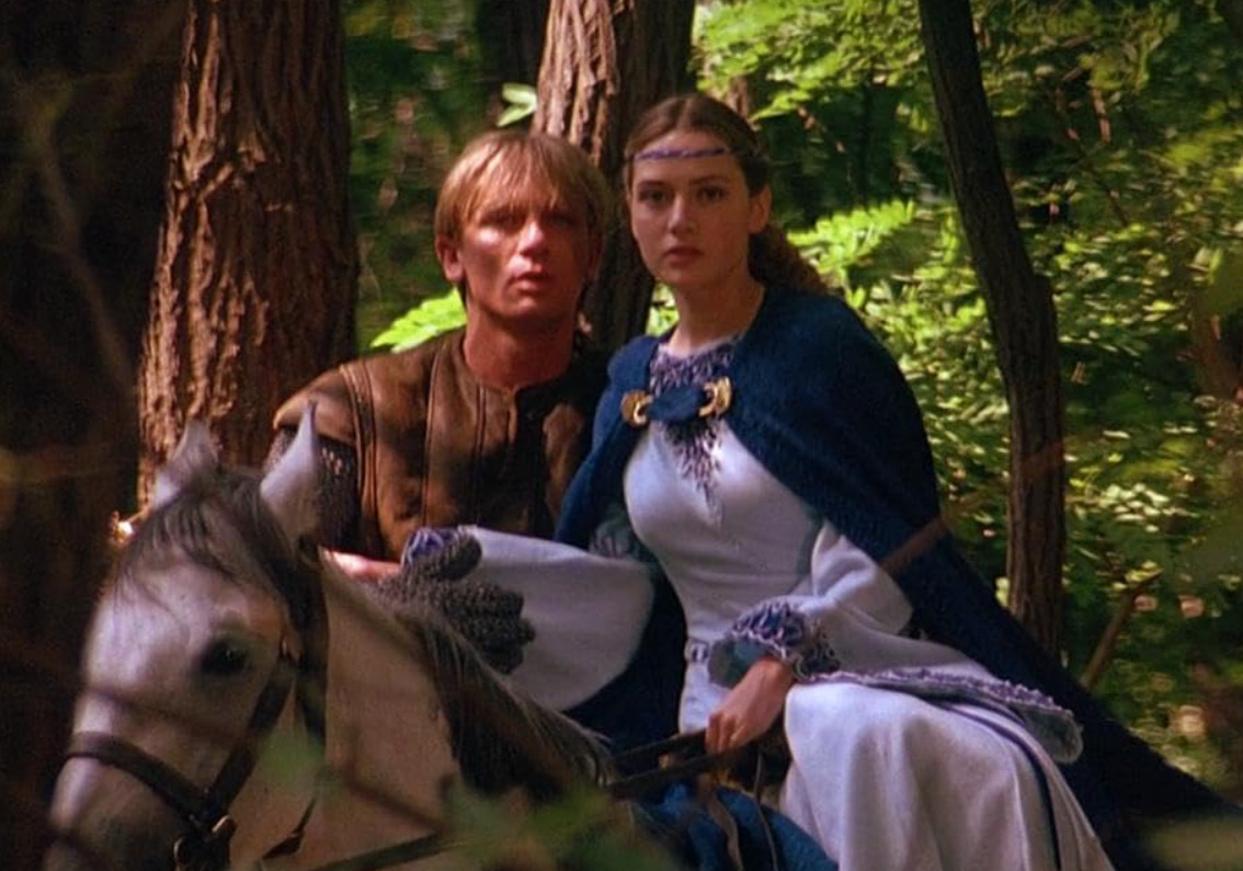 <p>Ele ganhou destaque em 1995 ao interpretar um ajudante de estábulo apaixonado por uma princesa, vivida por Kate Winslet, em “Um Garoto na Corte do Rei Arthur”, uma adaptação da Disney. No ano seguinte, conseguiu o papel principal na minissérie dramática “Our Friends in the North”, como um jovem problemático chamado Geordie.</p>
