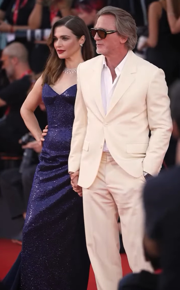 <p>Craig e Rachel Weisz estão casados desde 2011 e têm uma filha, Grace, nascida em 2018. Embora o casal tenha se conhecido ainda nos anos 1990, quando ambos eram atores em ascensão, eles só se envolveram romanticamente em 2010, quando voltaram a se encontrar no set de “A Casa dos Sonhos”.</p>
