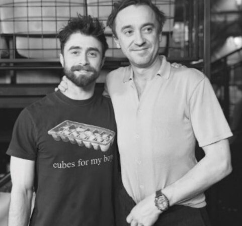 Tom Felton e Daniel Radcliffe posam juntos em noite na Broadway
