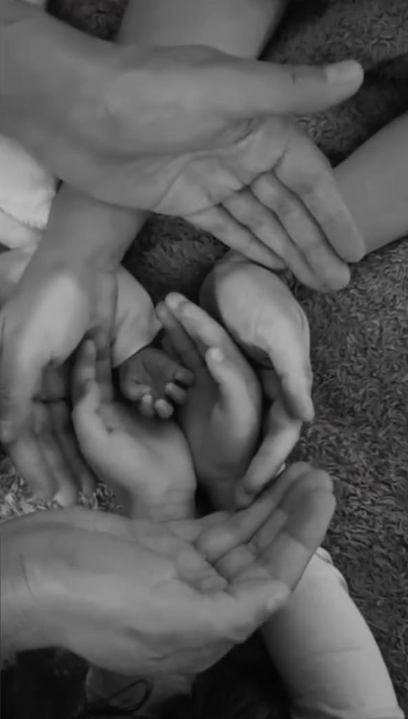 A cantora compartilhou a notícia com um vídeo acompanhado de um texto: “Março de 2026. Bem-vinda, Fernanda! Você veio para iluminar nossas vidas, enchê-las de esperança e nos dar paz em meio à turbulência do mundo e da própria vida. Só nós sabemos o caminho para tê-la em nossos braços e o quanto ansiamos por isso! Somos infinitamente gratos pela sua vida. Você completa nossa família, e agora nossa pequena María Paula se torna uma irmã mais velha”.
