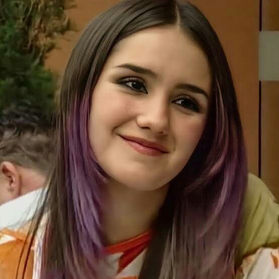 Em 1996, entrou para o grupo infantil KIDS, com o qual se destacou e participou de apresentações importantes. Depois, integrou o grupo feminino Jeans, mas permaneceu por cerca de um ano e meio. Em seguida, deixou o grupo para se dedicar à novela “Clase 406”, do produtor Pedro Damián, na qual interpretou Marcela, uma das protagonistas.
