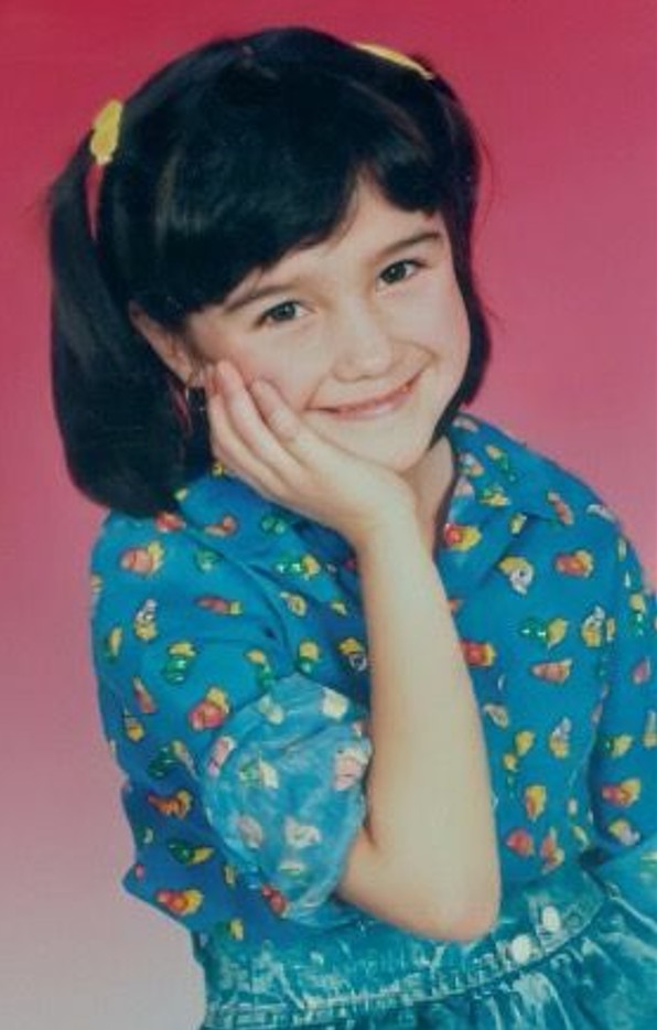 Dulce começou a carreira ainda pequena, aos 5 anos, quando passou a fazer comerciais de televisão. Três anos depois, entrou para o elenco da série infantil Plaza Sésamo, na qual permaneceu por dois anos. Foi nesse projeto que teve a oportunidade de cantar profissionalmente pela primeira vez. Depois, integrou o elenco de novelas como “Retrato de familia” e “El vuelo del águila”.
