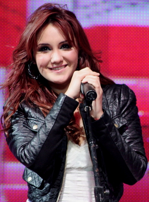 Conheça mais sobre Dulce María Espinosa Saviñón! Nascida em 6 de dezembro de 1985, na Cidade do México, Dulce é compositora, cantora, atriz e escritora, conhecida por interpretar Roberta Pardo na novela Rebelde e por fazer parte do RBD, banda derivada da trama.
