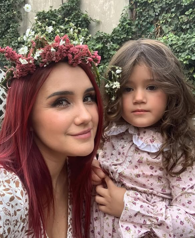 Segundo a artista, a gravidez não foi planejada e os planos que ela tinha eram focar na carreira, mas precisou reorganizar suas prioridades: “Eu tinha estabelecido uma meta de 40 anos para mim: queria fechar o ciclo e focar na minha carreira. Mas, graças a Deus, está tudo indo bem. Esse bebê completa minha família. É um processo lento e acelerado ao mesmo tempo, especialmente porque os primeiros meses são intensos”.
