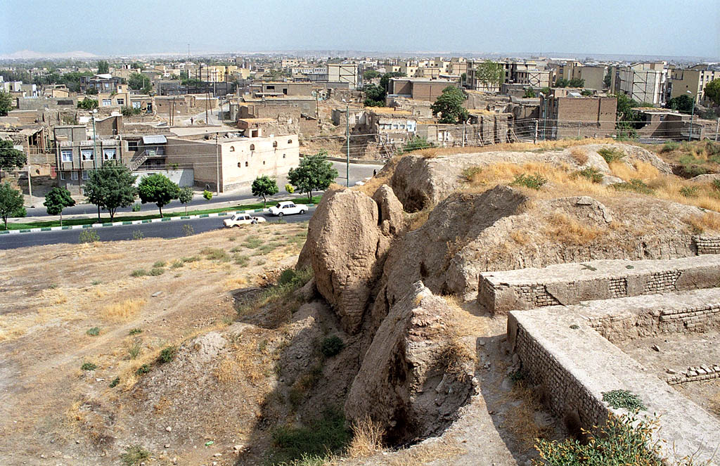 <p>Hamadã é identificada com a lendária Ecbátana, capital dos medos. Sua localização estratégica a tornou centro político e cultural por séculos. Hoje, combina monumentos antigos com vida urbana moderna, mantendo viva a memória de impérios que dominaram a região.</p>
