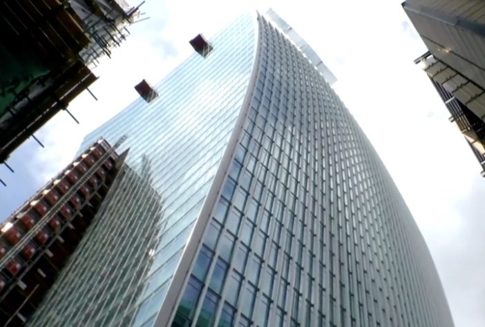 Edifício 20 Fenchurch Street, em Londres, danificou carros na rua – Reprodução/YouTube