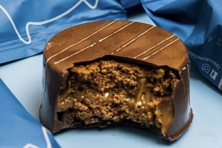 Rosana Fernandes começou a fazer pães de mel e percebeu o potencial do produto depois de fazer sucesso dentro da própria família no aniversário do marido, Carlos. As informações são do UOL.