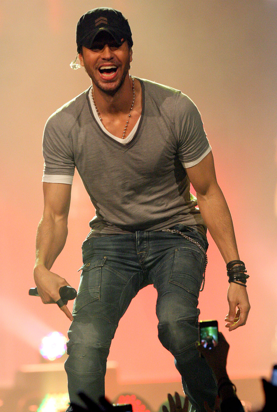 <p>Enrique Iglesias – Filho de Julio Iglesias, o cantor espanhol faz sucesso no Brasil desde os anos 2000. No entanto, sua relação com o público brasileiro começou ainda no fim dos anos 1990, período em que realizou shows memoráveis no país, incluindo apresentações em 1997. Ao longo da carreira, transitou entre músicas em espanhol e em inglês e, entre seus maiores sucessos está “Bailando”.</p>
