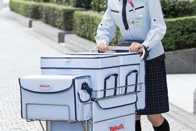 ‘Moças do Yakult’ entregam probióticos e ajudam a combater solidão de pessoas idosas no Japão