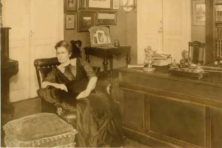 <p>Ao retratar a vida cotidiana, os conflitos sociais e as transformações urbanas, Júlia ajudou a construir um retrato literário do país naquele período de transição.</p>
