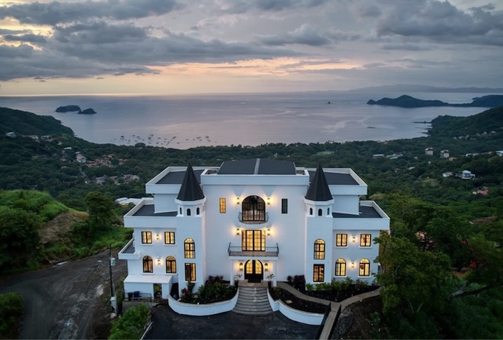 <p>As experiências de viagem estão entre os itens mais valiosos, com estadias em destinos muito procurados como em uma villa de US$ 9 milhões na Playa Hermosa, na Costa Rica, com serviço completo de chef e motorista.</p>
