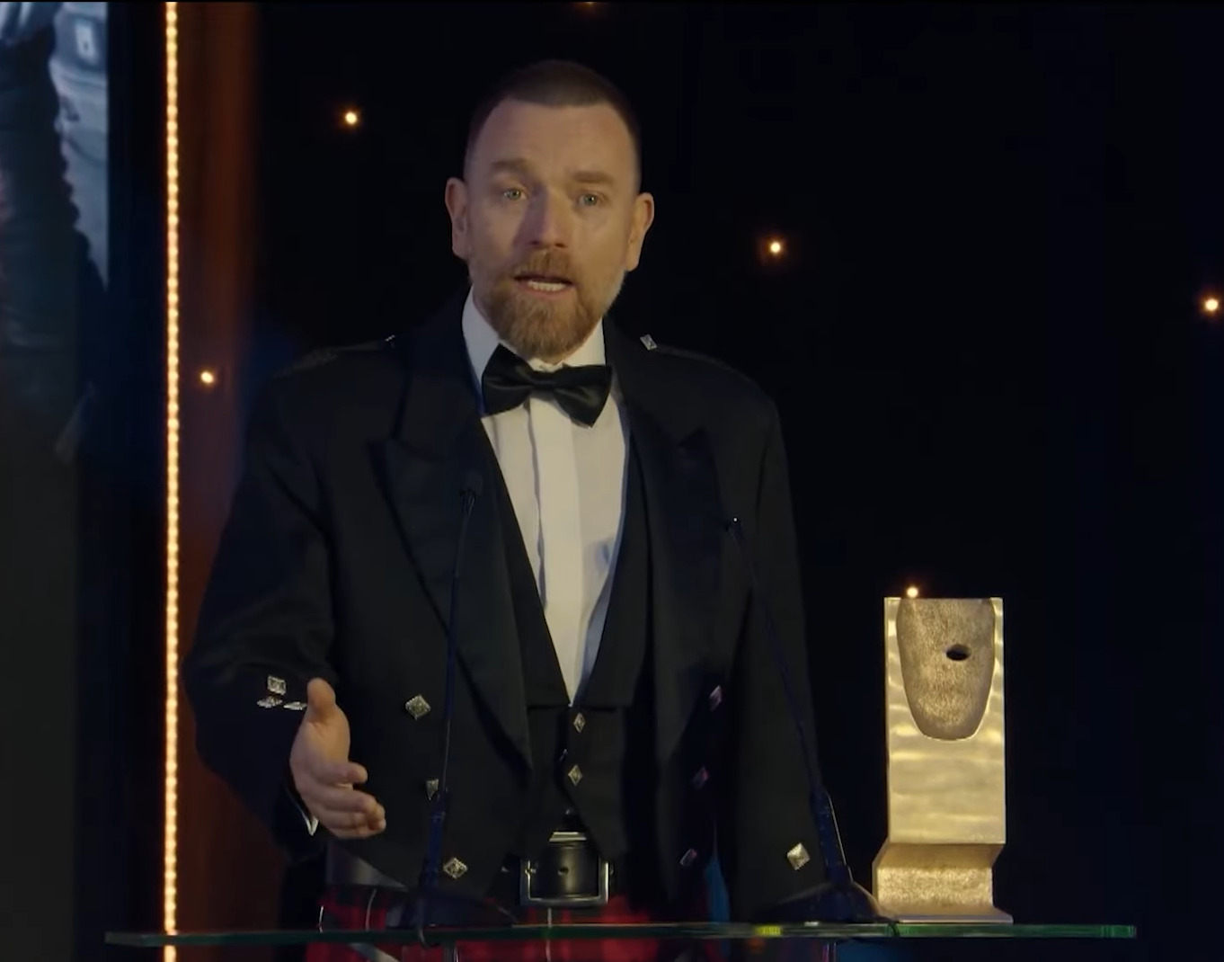 <p>Em novembro de 2025, o ator recebeu o prêmio honorário da versão escocesa do BAFTA por sua contribuição extraordinária ao cinema e à televisão, durante cerimônia realizada em Glasgow. Ele compareceu ao evento usando o tradicional kilt escocês e recebeu o troféu das mãos de seu tio, o ator Denis Lawson.</p>

