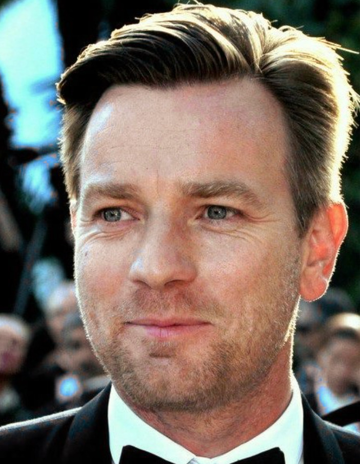 <p>McGregor também construiu uma carreira marcante no teatro. Em 2005, atuou em uma produção do West End do musical “Guys and Dolls”, recebendo elogios por sua interpretação de Sky Masterson. Em 2007, interpretou Iago na peça “Otelo”, de William Shakespeare. Em 2014, fez sua estreia na Broadway ao lado de Maggie Gyllenhaal na peça “The Real Thing”, de Tom Stoppard.</p>
