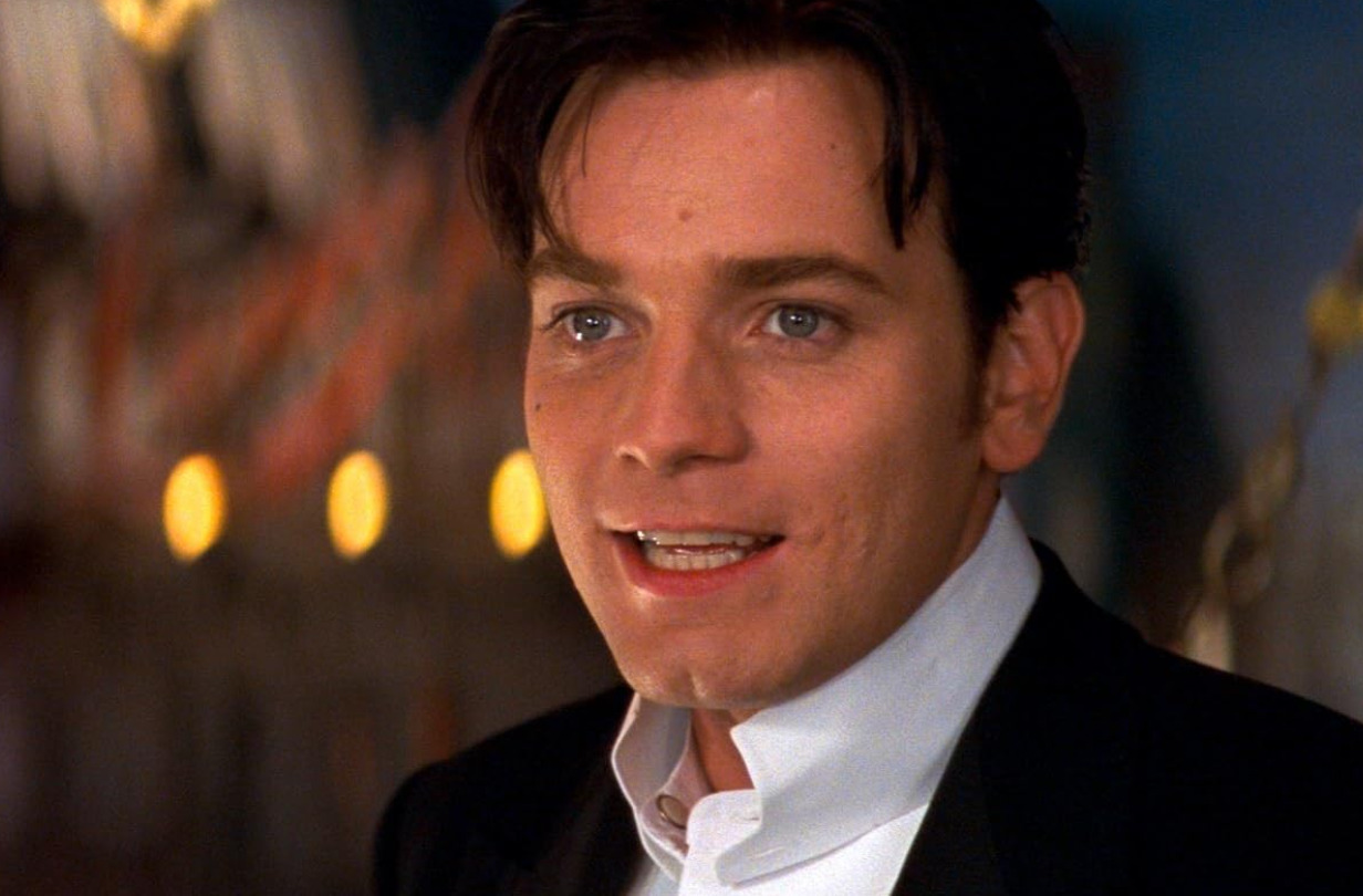 <p>Outro grande sucesso de sua carreira foi “Moulin Rouge: Amor em Vermelho”, lançado em 2001. O musical dirigido por Baz Luhrmann é ambientado na Paris dos anos 1890. McGregor interpreta Christian, um escritor boêmio que se apaixona por Satine, personagem de Nicole Kidman. O filme venceu duas categorias técnicas no Oscar, Melhor Direção de Arte e Melhor Figurino, e recebeu, no total, oito indicações, incluindo Melhor Filme e Melhor Atriz.</p>
