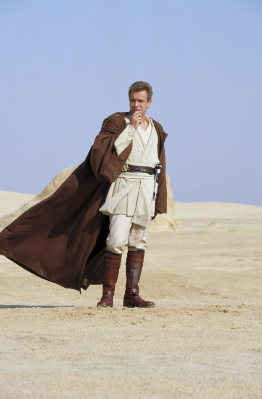 <p>Em 1999, McGregor assumiu um de seus papéis mais conhecidos, Obi-Wan Kenobi, em “Star Wars: Episódio I – A Ameaça Fantasma”. Ele interpretou o personagem que havia sido eternizado por Alec Guinness na trilogia original. O ator reprisou o papel nas continuações “Star Wars: Episódio II – O Ataque dos Clones”, de 2002, e “Star Wars: Episódio III – A Vingança dos Sith”, de 2005.</p>
