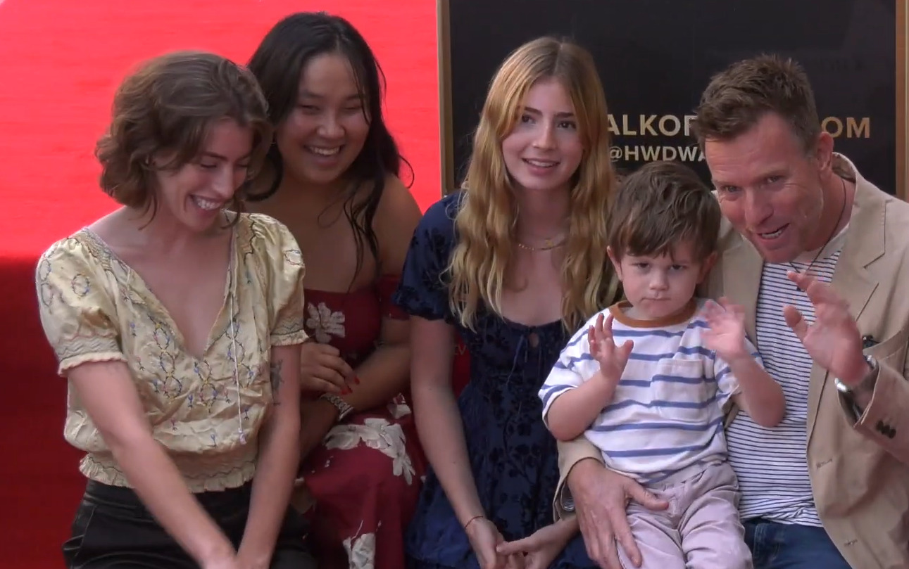 <p>As outras filhas são Clara McGregor, nascida em 1996, atriz e modelo que já atuou com o pai em “Bleeding Love”. Clara causou polêmica em 2017 ao comentar “lixo” em uma publicação em que o pai aparecia ao lado da atual esposa; Esther McGregor, nascida em 2001, também atriz e modelo, que participou do filme “Babygirl”; Jamyan McGregor, nascida em 2001 na Mongólia e adotada pelo casal em 2006, formada em justiça criminal; e Anouk McGregor, nascida em 2011, adotada ainda bebê.</p>
