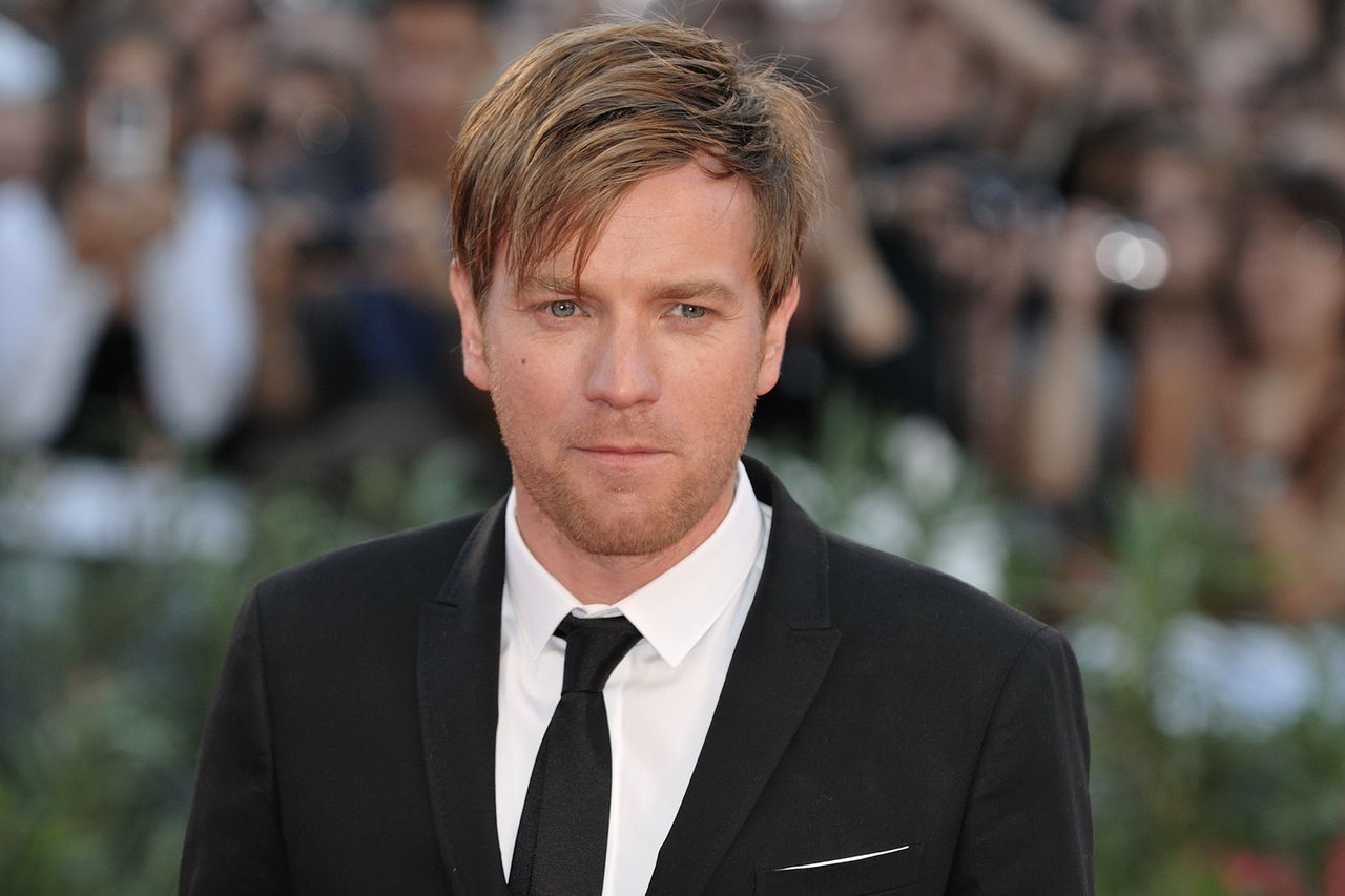 <p>Ewan Gordon McGregor, nascido em 31 de março de 1971 na Escócia, é um ator de teatro, cinema e televisão conhecido por interpretar Obi-Wan Kenobi em “Star Wars” e por atuar em diversos filmes de sucesso de público e crítica, como “Moulin Rouge: Amor em Vermelho”, “Trainspotting: Sem Limites” e “O Impossível”.</p>
