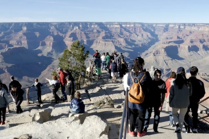 Excesso de turistas em parques nacionais dos Estados Unidos – Reprodução/Cheddar