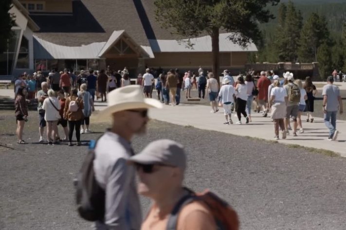 Excesso de turistas em parques nacionais dos Estados Unidos – Reprodução/VICE News