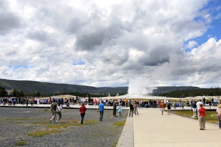 Excesso de turistas em parques nacionais dos Estados Unidos – Reprodução/YouTube Cheddar