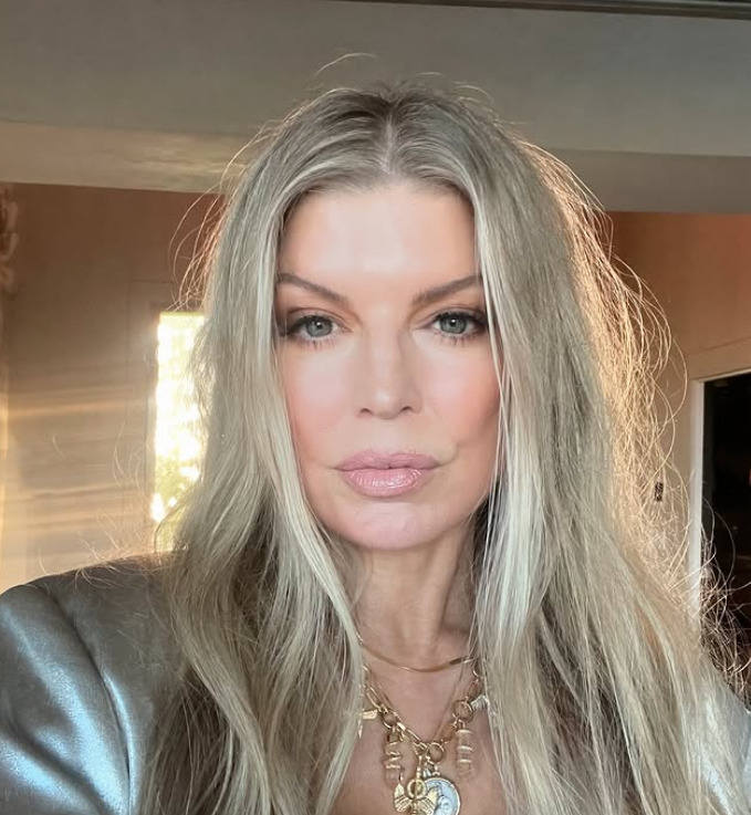 Além da música, Fergie também realizou trabalhos como atriz e participou de filmes como “Poseidon”, “Planeta Terror”, “Grindhouse” e do musical “Nine”, ao lado de Daniel Day-Lewis, Penélope Cruz e Nicole Kidman. Ela também sempre se destacou por sua aparência e, inclusive, foi escolhida como uma das “50 pessoas mais bonitas do mundo” pela revista “People”.
