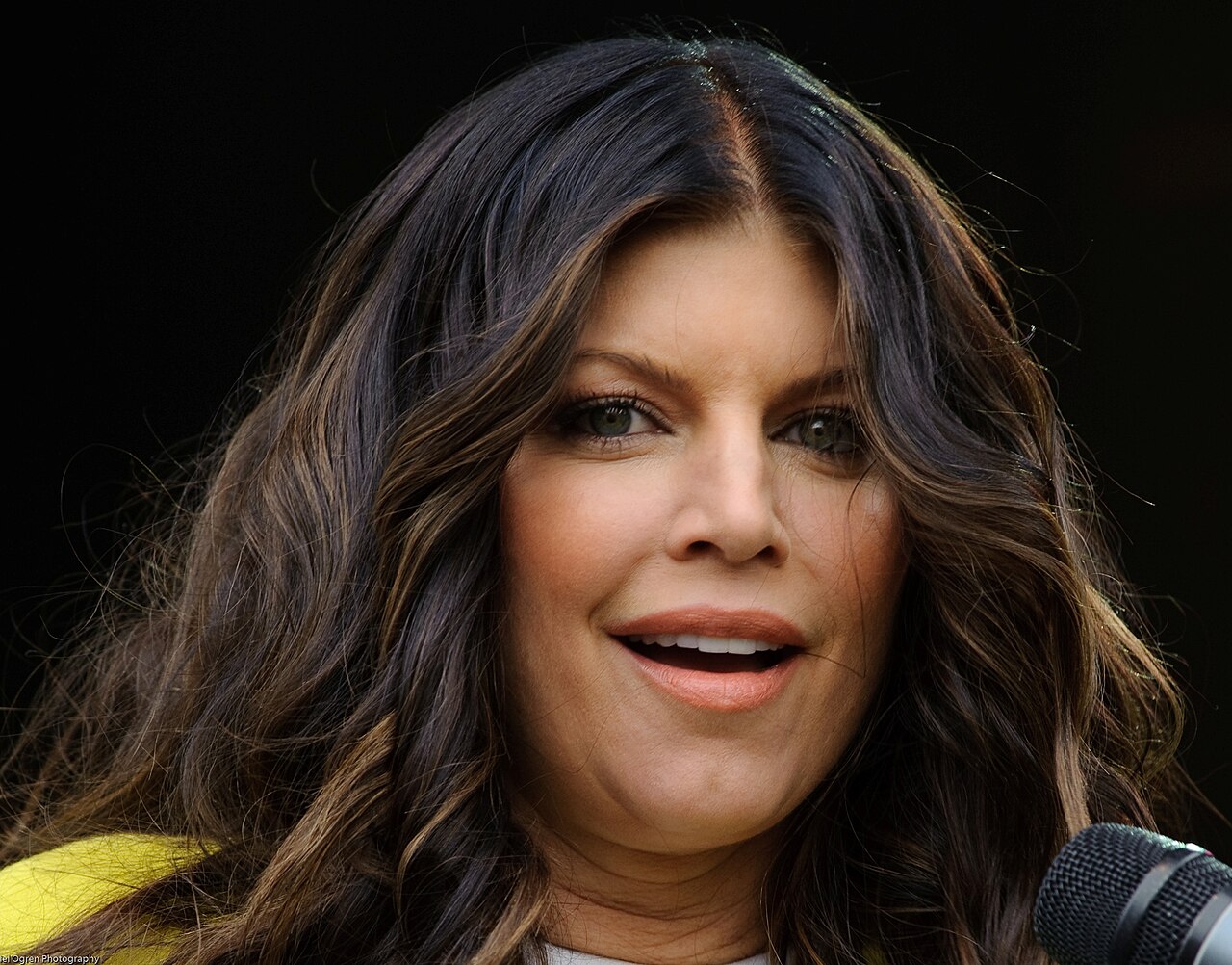 Fergie começou sua carreira como atriz, aparecendo em comerciais de TV e fazendo trabalhos de dublagem. Em 1984, entrou para o programa “Kids Incorporated”, no qual permaneceu por 6 temporadas e que depois foi adquirido pelo Disney Channel. Além de Fergie, o programa revelou artistas como Jennifer Love Hewitt e Eric Balfour.
