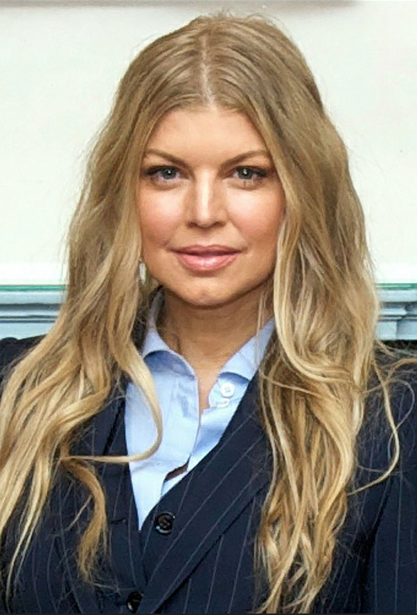 Saiba mais, a seguir, sobre Fergie. Nascida em 27 de março de 1975, na Califórnia, nos Estados Unidos, Stacy Ann Ferguson é cantora, compositora e atriz, conhecida, principalmente, como integrante do grupo Black Eyed Peas e por ser dona de sucessos como “London Bridge” e “Big Girls Don’t Cry”.
