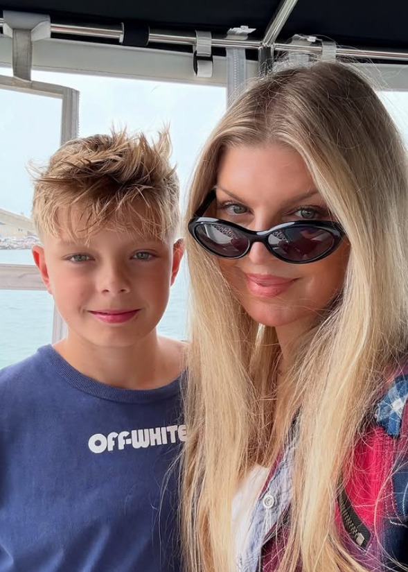 Eles se conheceram em 2004, quando a cantora e os outros integrantes do grupo Black Eyed Peas fizeram uma participação especial na série “Las Vegas”, estrelada por Duhamel. Eles se casaram em 2009 e, em 2013, nasceu o filho Axl Jack Duhamel. Fergie e Duhamel anunciaram a separação em 2017, e o divórcio foi finalizado dois anos depois.
