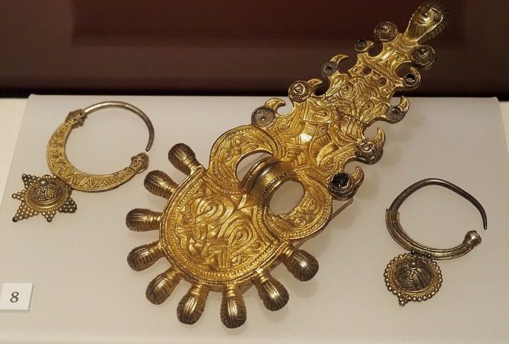 Os broches surgiram na Antiguidade como peças funcionais, usadas para prender roupas antes da invenção dos botões e zíperes; entre gregos e romanos, eram chamados de fíbulas.