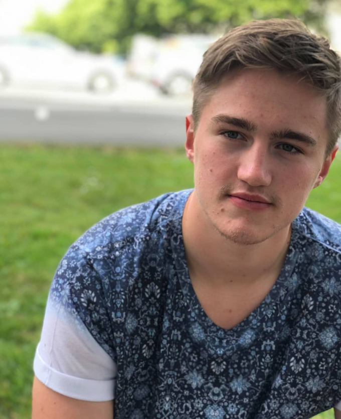 <p>Garbutt também atuou no teatro. No Lyric Theatre, em Belfast, interpretou Benvolio, leal amigo de Romeu, em “Romeu e Julieta”, de William Shakespeare. Atuou ainda em “Youth Without God”, no The Coronet Theatre, em Londres, produção baseada no romance de Ödön von Horváth.</p>
