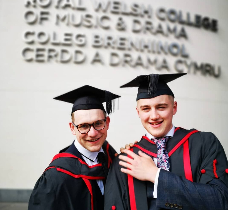 <p>Finnian Garbutt nasceu em Bangor, no Condado de Down, na Irlanda do Norte e estudou na Bangor Grammar School, onde se interessou pela atuação aos 14 anos após assistir a peças no Lyric Theatre, em Belfast. Ele se formou no Royal Welsh College of Music and Drama em julho de 2019 e, durante os estudos, recebeu o Emma Style Award e a bolsa FinTru Theatre Bursary.</p>
