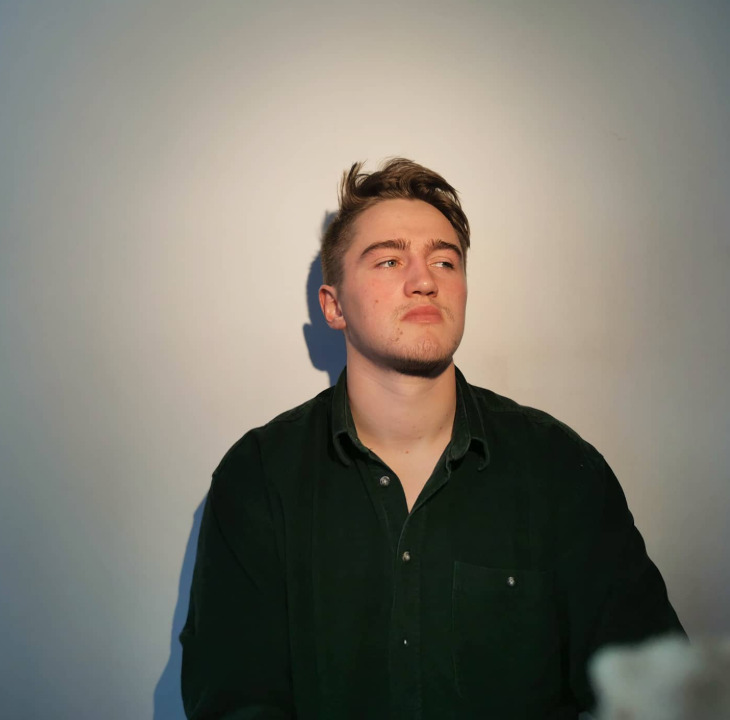 <p>No filme “Housejackers”, exibido no Belfast Film Festival em 2025, interpreta Raymond, um jovem preso a um emprego que detesta e a uma rotina sem propósito, cuja vida muda ao reencontrar Jerdy, o carismático e instável ex-irmão adotivo, que o conduz de volta a um ambiente marcado por conflitos e criminalidade.</p>
