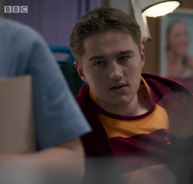 <p>Além de “Hope Street”, Garbutt atuou na série médica da BBC “Casualty”, no papel de Glen Sterling. O drama, exibido desde 1986, acompanha médicos, enfermeiros e pacientes do departamento de Acidentes e Emergências do fictício Holby City Hospital, localizado no condado fictício de Wyvern, no sudoeste da Inglaterra.</p>
