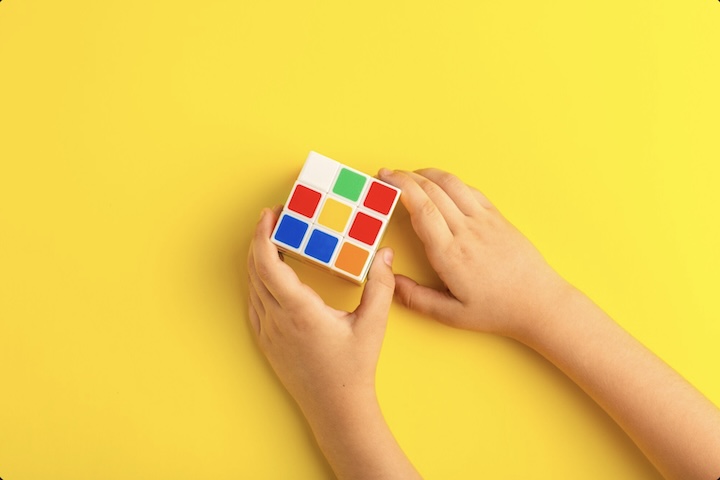 <p>Além do entretenimento, o cubo é valorizado por seus benefícios cognitivos, pois estimula a memória, a concentração, a coordenação motora e o pensamento lógico.</p>
