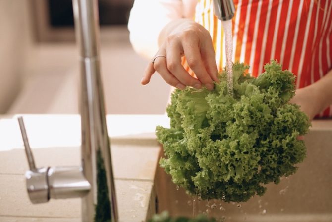 Pesquisa revela erros cometidos por brasileiros na hora de higienizar e manusear alimentos