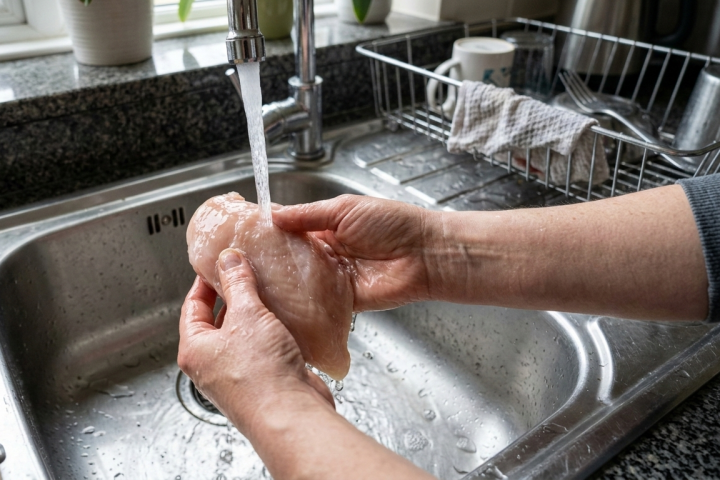 <p>Como as bactérias são eliminadas pelo cozimento em alta temperatura, o procedimento é considerado desnecessário por especialistas.</p>
