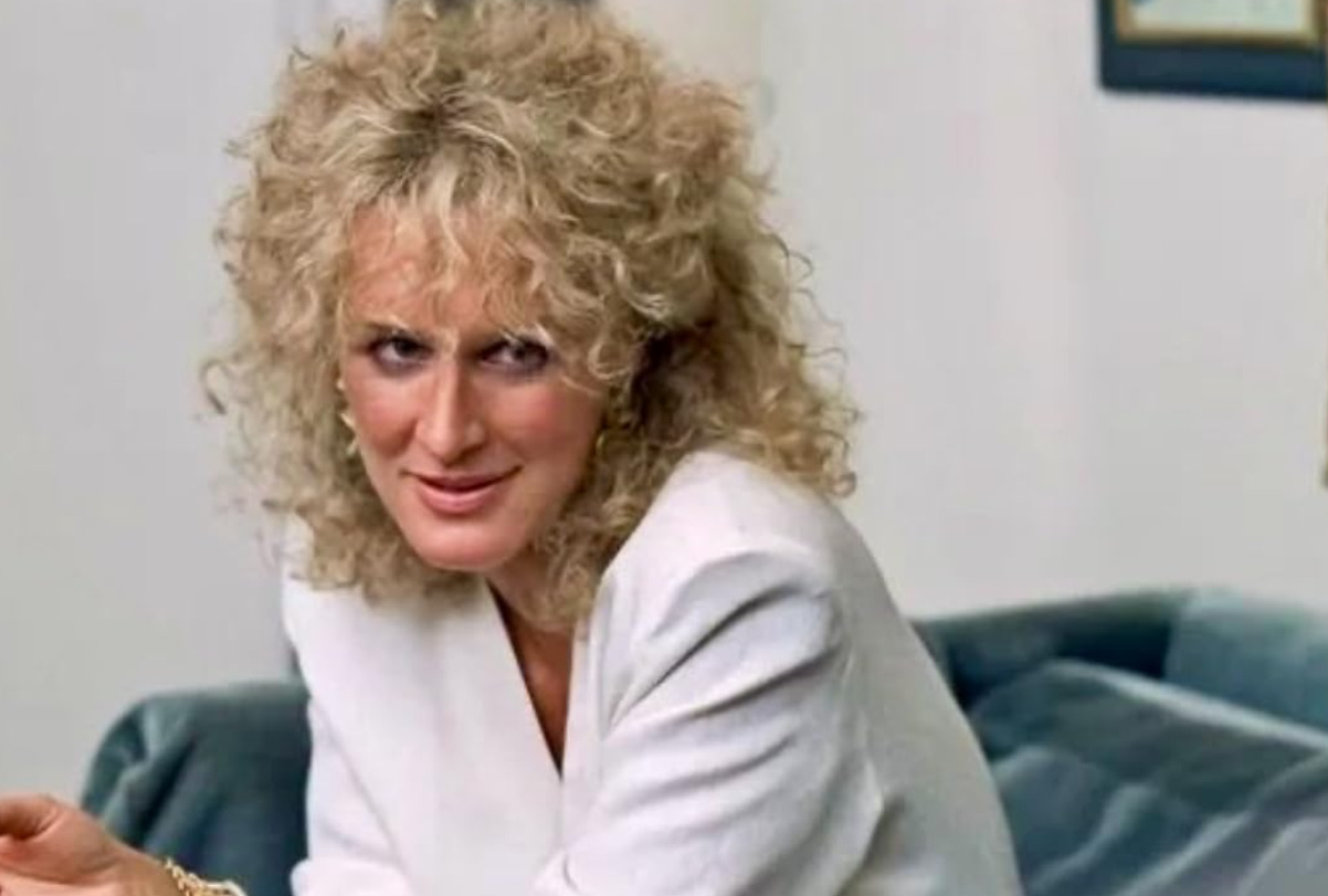 <p>Sua consagração em Hollywood veio com “Atração Fatal”, no qual interpretou Alex Forrester, papel que lhe garantiu uma indicação ao Oscar de Melhor Atriz. O longa é um suspense psicológico que acompanha a história de Dan Gallagher, interpretado por Michael Douglas, um homem casado que tem um caso de fim de semana com Alex Forrest.</p>
