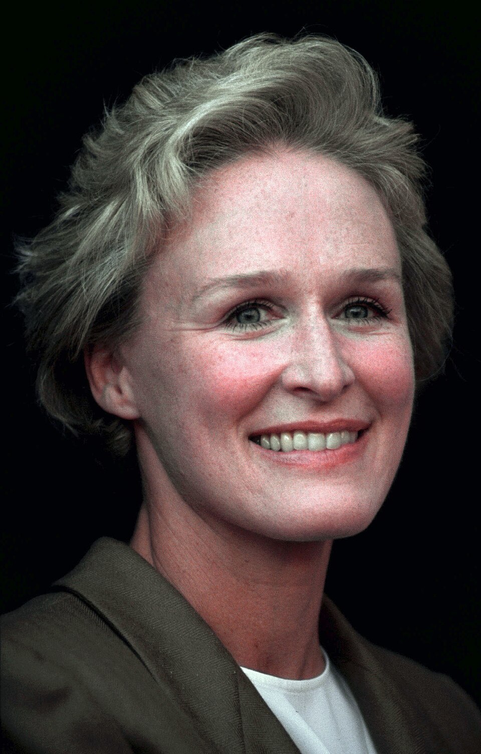 <p>Glenn Close nasceu em 19 de março de 1947, em Greenwich, Connecticut, cidade que sua família ajudou a fundar. Seu pai, um cirurgião renomado, deixou o estilo de vida tradicional da elite local para abrir uma clínica médica no Congo Belga, atual República Democrática do Congo, quando ela tinha 13 anos.</p>
