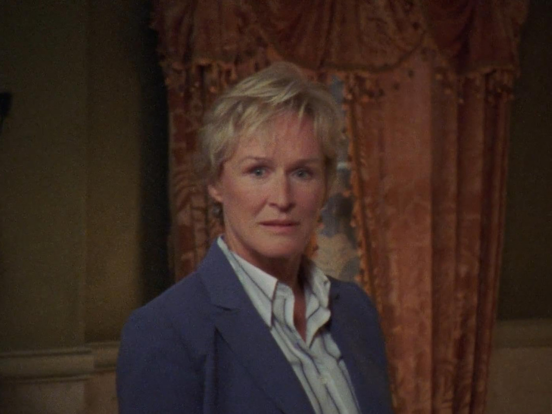 <p>Para tentar salvar o projeto, os criadores convidaram Glenn Close. Embora inicialmente não quisesse aceitar um trabalho na televisão, já que, naquela época, as séries ainda eram vistas como inferiores ao cinema, a atriz foi convencida pela qualidade do roteiro e pela proposta criativa apresentada pelos produtores.</p>
