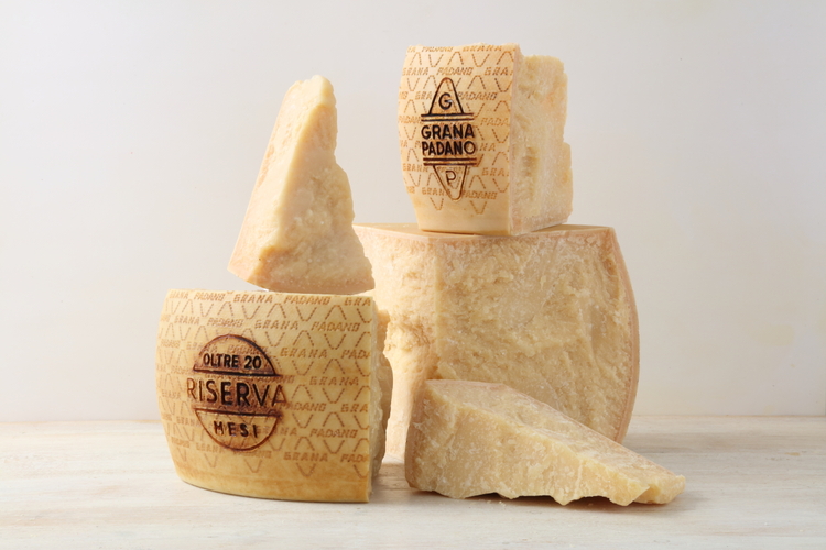 <p>O Grana Padano, também italiano, é semelhante ao Parmigiano Reggiano, mas apresenta sabor mais suave e menos picante. Sua maturação é mais curta, e por isso é mais acessível, mantendo ainda a textura firme e a versatilidade na culinária.</p>
