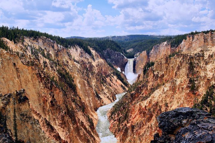 Grand Canyon – Localizado no Arizona, nos Estados Unidos, foi esculpido pela ação do Rio Colorado e seus afluentes ao longo de milhões de anos. Estende-se por cerca de 446 quilômetros, com largura de até 29 quilômetros. Seus paredões expõem camadas rochosas que revelam quase 2 bilhões de anos da história da Terra.